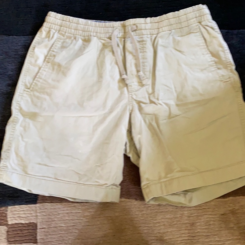 Khaki shorts with a drawstring close.